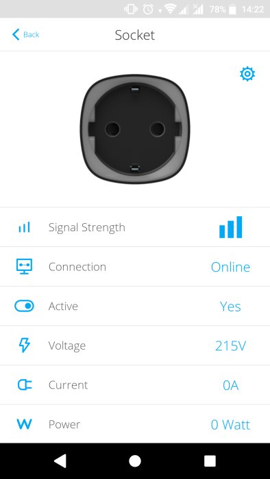 Appgränssnitt som visar en smart eluttag med statusinformation: ansluten, aktiv och spänning på 215V.