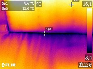 Termografibild som visar temperaturvariationer vid lister och en dörrtröskel.