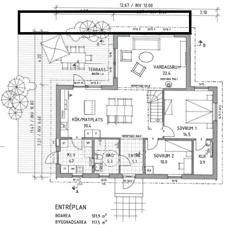 Planritning av entréplan till ett 1½-våningshus med markerad tilltänkt altan-utbyggnad.