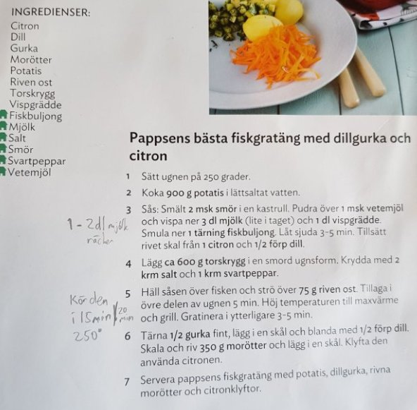 Recept på fiskgratäng med ingredienser och tillagningsinstruktioner, med riven morot och potatis i bakgrunden.