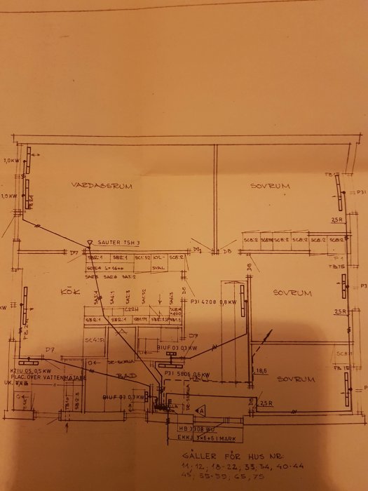 Ritning av en våningsplan som visar rummens layout och elinstallationer, märkt med tekniska detaljer.