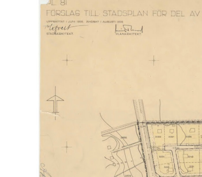 Gammal detaljplan med markeringar och noteringar som visar gränser och tomter för ett bostadsområde.