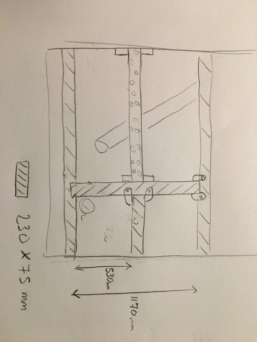 Handritad skiss av takbjälklag för diskussion om avloppsdragning genom 75x230mm bjälke.