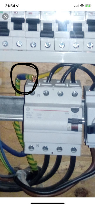 Elcentral med TN-C system, gulgrön och blå tejpade PEN-ledare anslutna till en säkerhetsbrytare.