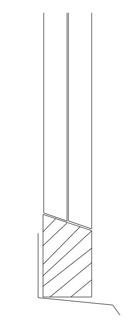 Schematisk illustration av en vägg med fotbleck och offerbräda vid dess bas.