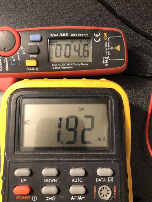 Multimeter som visar strömstyrkan 0.46A och spänningen på 19.2V, möjligtvis under test.