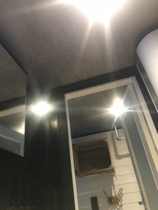 Renoverat kök med spotlights och en öppen ventilationslucka i taket.