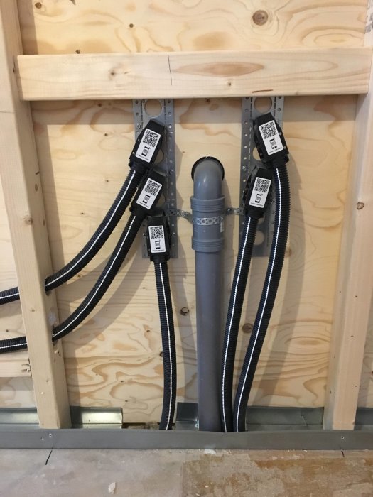 Rörinstallation i väggstomme med Upnor rör-i-rör system utan kromade fördelare eller väggbrickor.