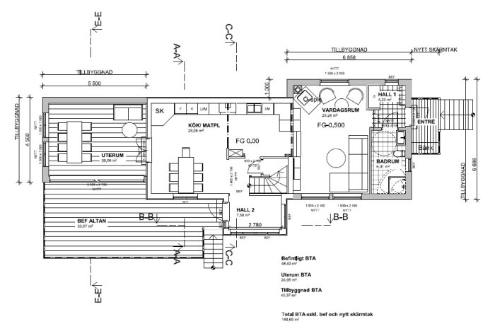 Arkitektritning av en hustillbyggnad med måttsatta rum och detaljer.