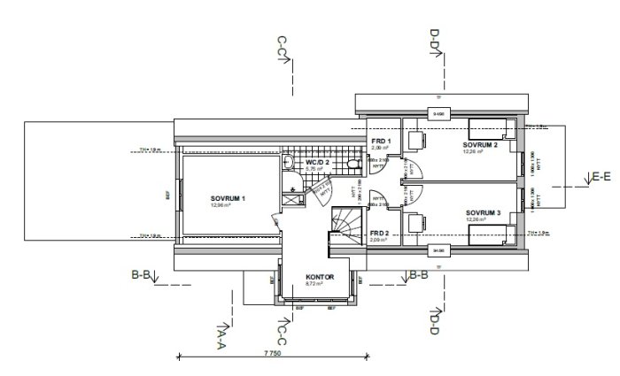 Arkitektritning av en övervåning med tre sovrum, walk-in-closet, två badrum och kontor.