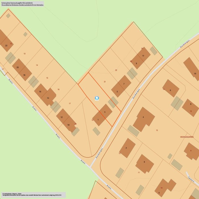 Kartutsnitt med markerad tomt i orange, omgiven av andra tomter, hus och vägar, illustrerar frågan om markarbeten.