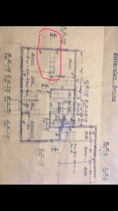 Gammal ritning av ett tvåplanshus med en markerad platsbyggd garderob som användaren överväger att riva.