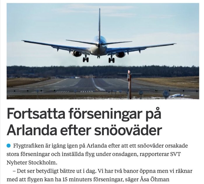 Flygplan landar på snöfri landningsbana på Arlanda flygplats under klart väder.