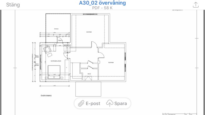 Planritning av en övervåning med sovrum, vardagsrum, WC och detaljerade måttangivelser.