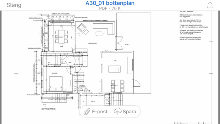 Planritning av ett hus bottenvåning med angivna mått, rum som kök och sovrum samt möblering.