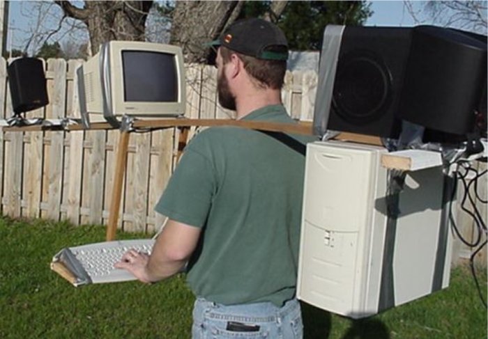 Person använder improviserad utomhusdatorstation med gammal CRT-skärm och torn.