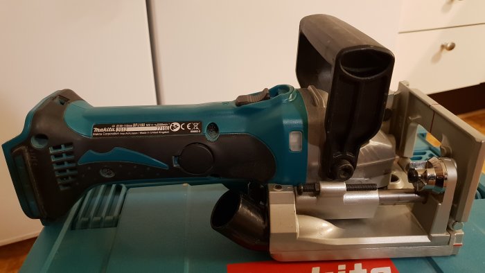 Makita lamellfräs i närbild, placerad på ett rött föremål med vita bakgrunder.