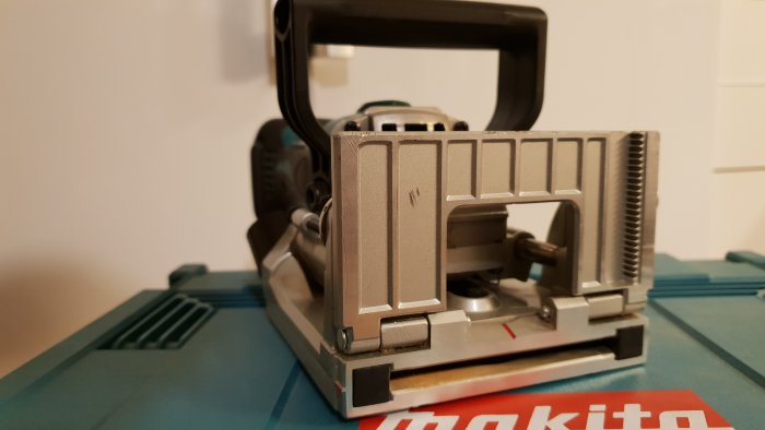 Makita träfräs i närbild placerad på arbetsbänk.
