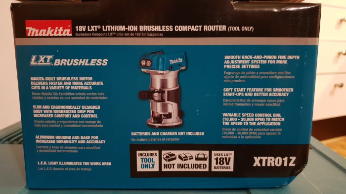 Bild på Makita 18V LXT Lithium-Ion Brushless Compact Router förpackning.