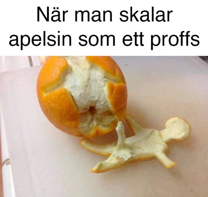 Apelsin skalad så att skalet formar en figur som ser ut som den ligger.