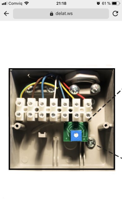 EC-fläktens interna elektriska anslutningar med färgkodade kablar och en monterad nexamottagare.