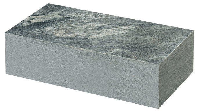 En 300x90x60 mm stenplatta med mörkgrått mönster, avsedd för användning på kamin.