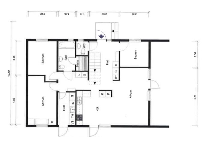Plantegning av første etasje i en 1,5-etasjers villa med soverom, bad, kjøkken, hall og allrom. Viser nåværende romplassering og dimensjoner.