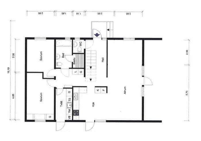 Plantegning av 1,5-etasjes villa med markerte rom som soverom, bad, hall, kjøkken, vaskerom og stue, samt mål i meter.
