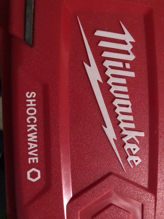 Närbild på en röd Milwaukee Shockwave bitslåda med vit logotyp.