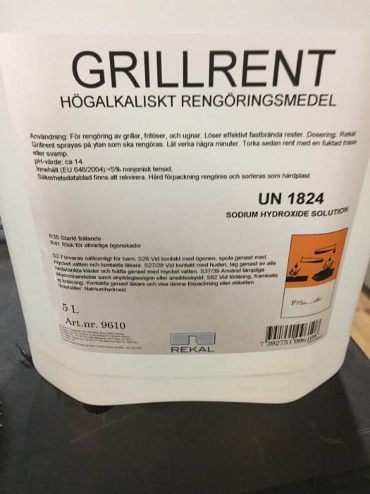 Bild av en etikett på en flaska Grillrent högalkaliskt rengöringsmedel använd för att rengöra sågklingor.