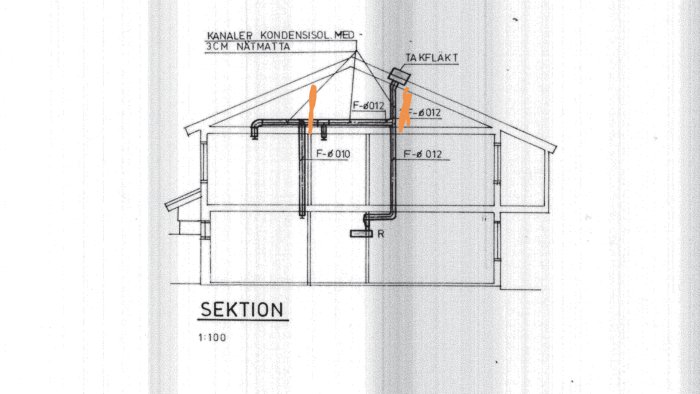 Sektion av hus med markeringar där stöttor skall placeras för balkstöd.