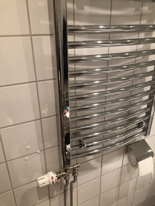 Kromad handdukstork med MMA-termostat som inte värms ordentligt i badrum.