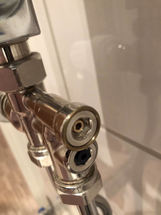 Närbild på en demonterad termostat från en handdukstork som visas för att identifiera värme problem.