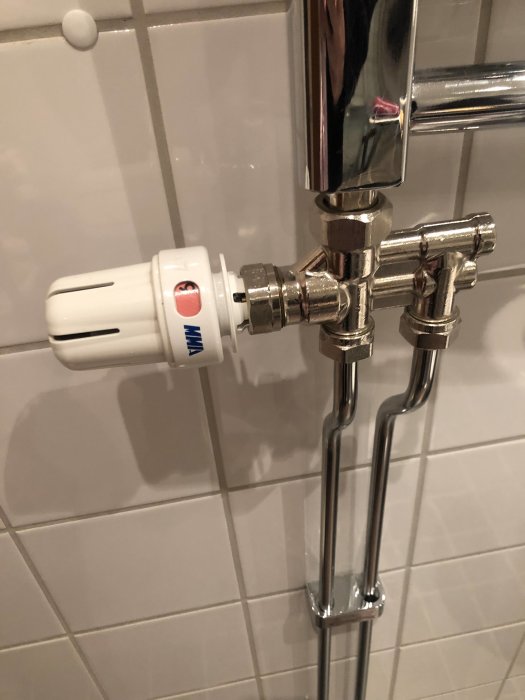 Handdukstork med MMA termostat som inte blir varm, vitt kakel i bakgrunden.