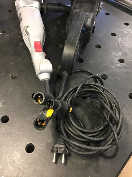 Elverktyg med installerade Neutrik-snabbkopplingar för enkel användning och organisation.
