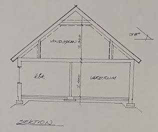 Sektionsritning av ett hus med måttangivelser och vinkelnotation, ritat för hand på papper.