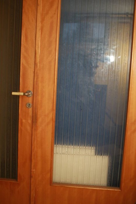 Pardörr med mönstrat glas och träram, högerhängd med dörrhandtag och lås, till salu i Staffanstorp.