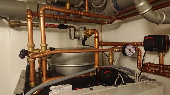 Golvvärmeinstallation med en Grundfos Alpha2 pump, golvärmefördelare, nyinstallerad shuntstyrning och mätare.