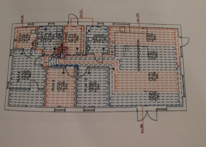 Schematisk ritning av husets planlösning med markerade värmesystem och inställningar för varje rum.