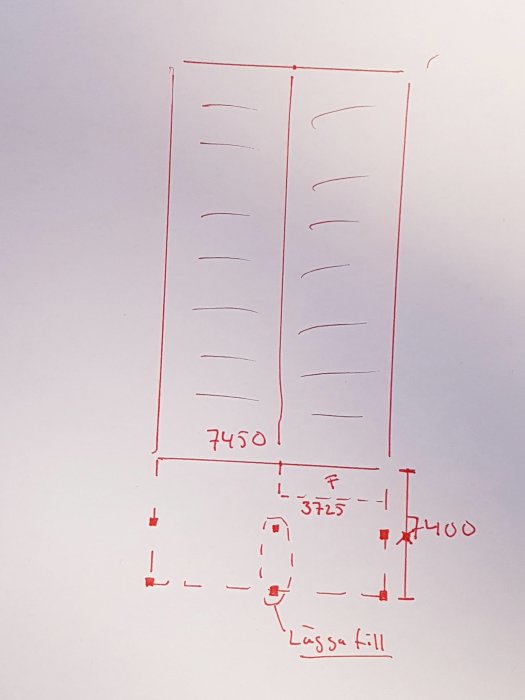 Enfärgad handritad skiss av en byggkonstruktion med dimensioner och plintmarkeringar.