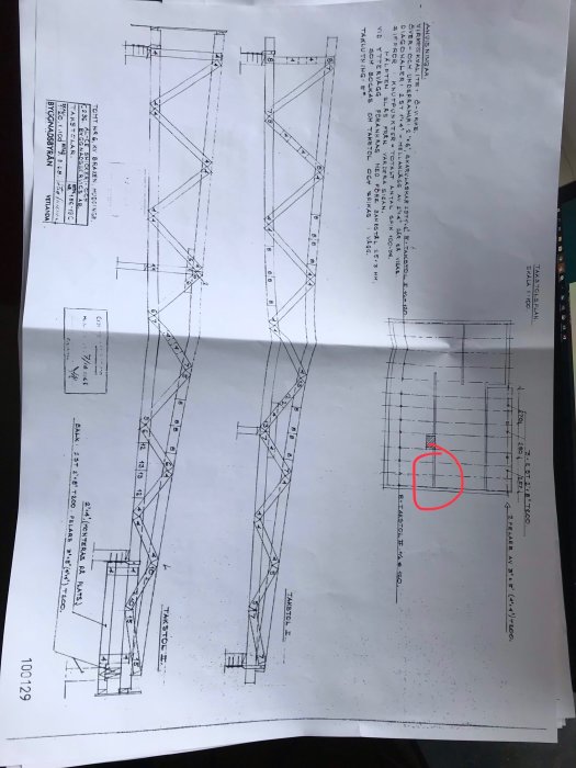 Konstruktionsritning av ett tak med inringat område, fråga om bärighet av vägg.