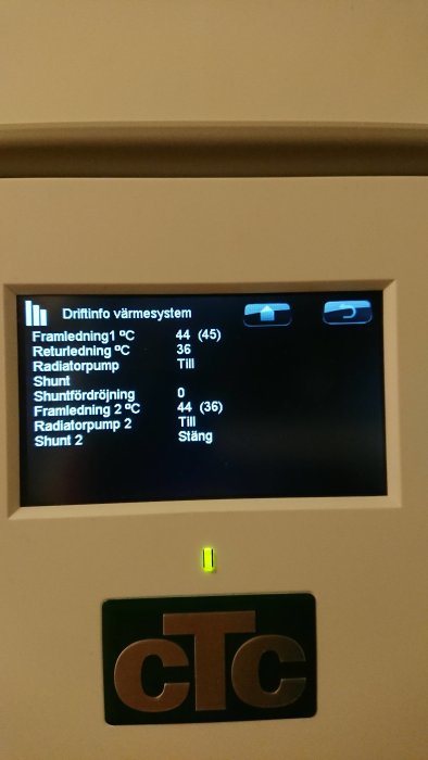 Display av värmesystem med driftinformation, visar temperaturer och shuntinställningar.