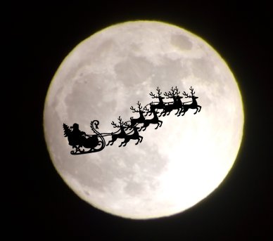 Silhuett av julens släde och renar framför en fullmåne på nattlig himmel.