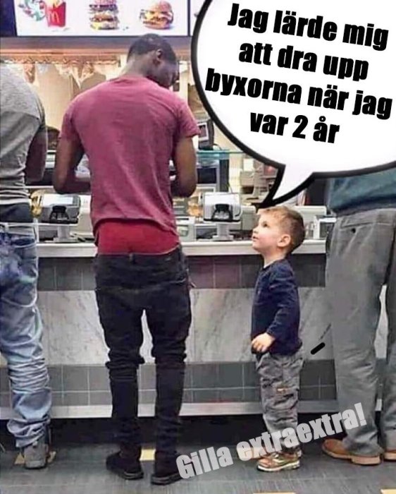 Ett litet barn tittar upp på en man med sänkta byxor vid en restaurangdisk, med textballong som visar barnets tänkta ord.
