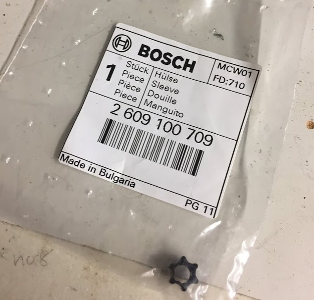 Bosch reservdel i förpackning med etikett som anger delnummer "2609100709" och benämningar på olika språk.