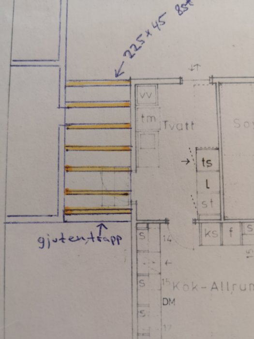 Handritad skiss av byggprojekt som visar plintar med en markerad planka dimensionerad 225x45 mm.