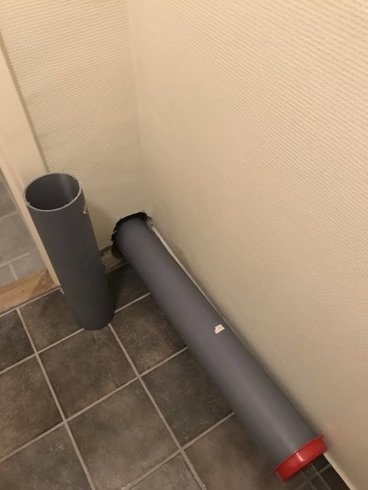 Nytt avloppsrör och vägggenomföring i förberedelse för toalettinstallation.