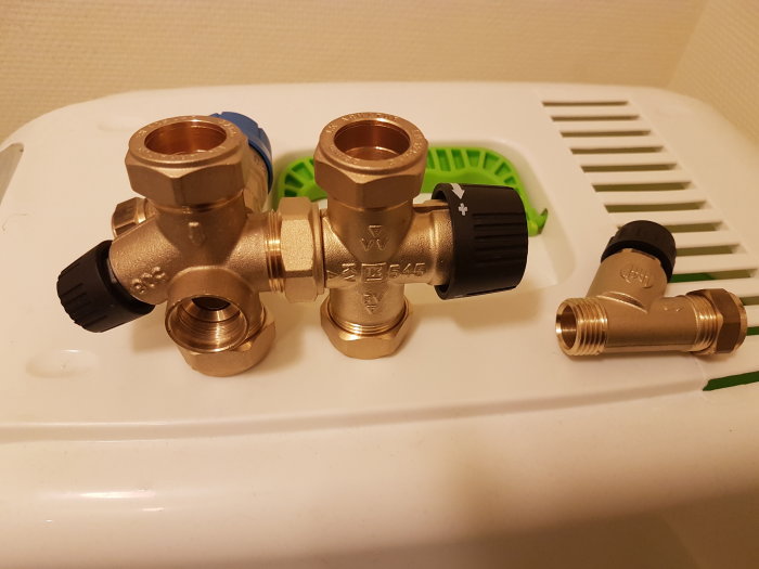 Mässingsventilrör/blandningsventil med R15 vattenuttag och påfyllningsventil på vit bakgrund.