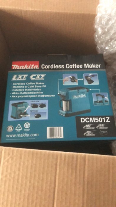 Makita trådlös kaffebryggare i emballage som nyligen packats upp från en kartong.