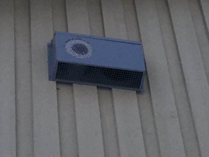 Frost på utsidan av en Heru 100 ventilationsutblås på fasad vid kallt väder.